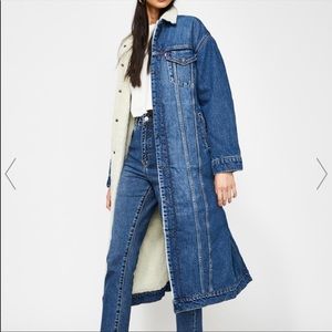 LEVI’S PREMIUM Extra Long Sherpa Trucker Jacket